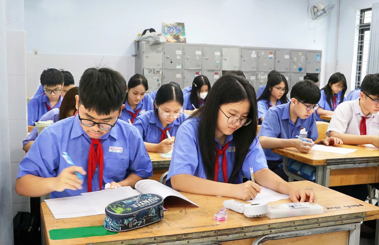 Học sinh lớp Chín Trường THCS Nguyễn Văn Luông (phường Bình Phú, TPHCM) trong giờ học