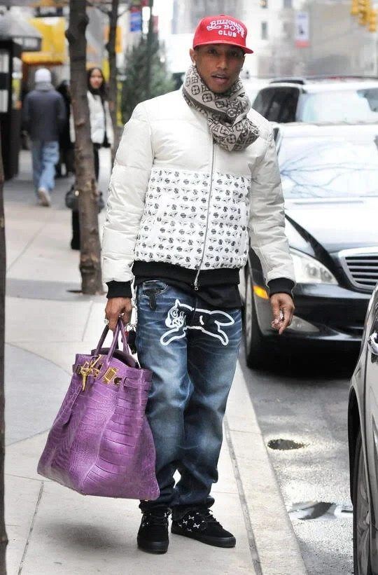 Pharrell William từng gây chú ý khi xách túi Hermes dòng Birkin đi dạo phố - Ảnh: HB
