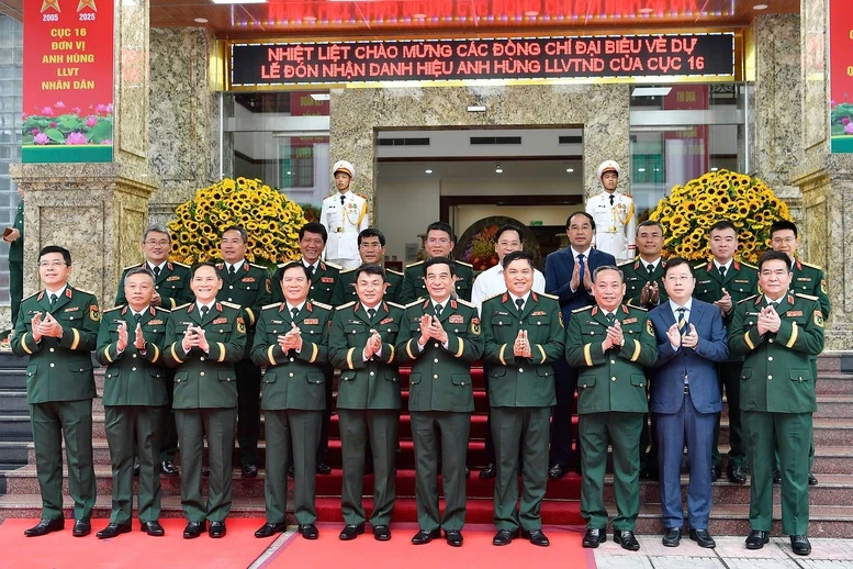Đại tướng Phan Văn Giang dự Lễ đón nhận danh hiệu Anh hùng lực lượng vũ trang nhân dân của Cục 16 (Tổng cục II)- Ảnh 5. Đại tướng Phan Văn Giang dự Lễ đón nhận danh hiệu Anh hùng lực lượng vũ trang nhân dân của Cục 16 (Tổng cục II)- Ảnh 5.