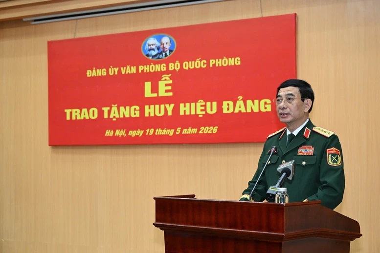 Đại tướng Phan Văn Giang trao Huy hiệu 70 năm tuổi Đảng tặng Đại tướng Phạm Văn Trà- Ảnh 3.