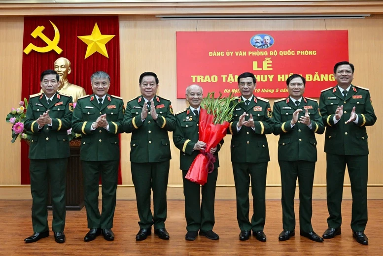 Đại tướng Phan Văn Giang trao Huy hiệu 70 năm tuổi Đảng tặng Đại tướng Phạm Văn Trà- Ảnh 5.