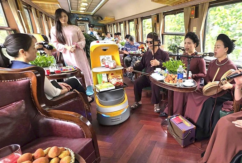 Đường sắt thử nghiệm robot công nghệ Al phục vụ đón khách trên tàu- Ảnh 1.