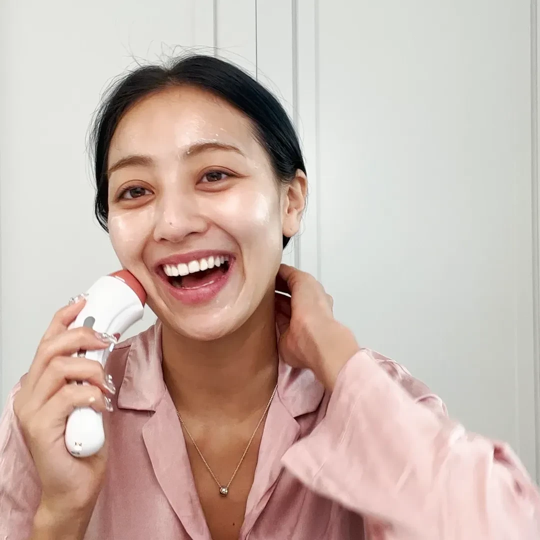 Jihyo sử dụng các thiết bị làm đẹp để tăng hiệu quả dưỡng da - Ảnh: