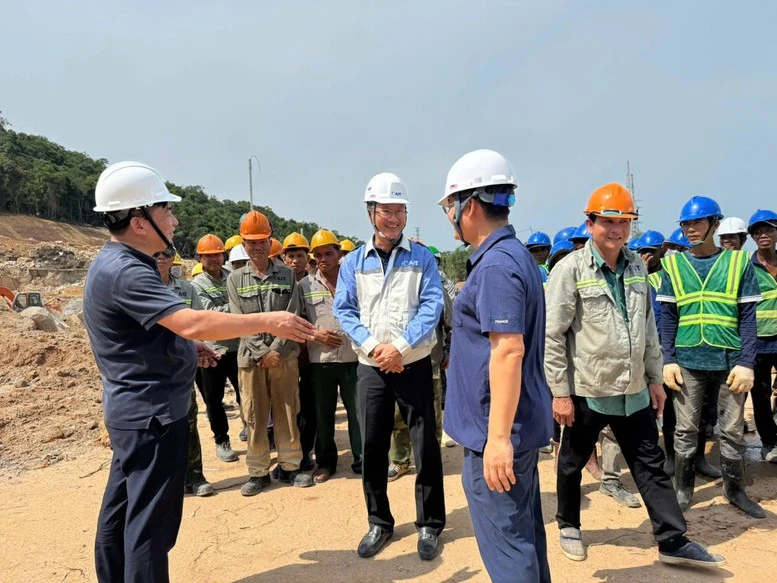 Ngành điện sát cánh cùng người lao động trên các công trường thi công xuyên lễ 30/4-1/5- Ảnh 1.