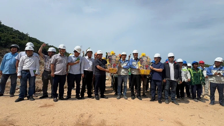 Ngành điện sát cánh cùng người lao động trên các công trường thi công xuyên lễ 30/4-1/5- Ảnh 2.