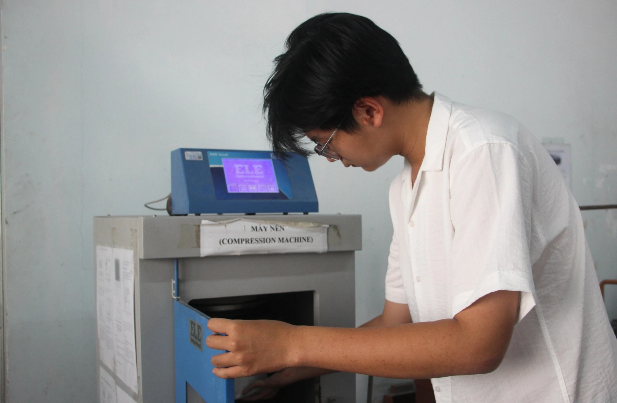 Chú thích ảnh: Sinh viên Trường đại học Bách khoa trong một tiết thực hành - Ảnh: N.L
