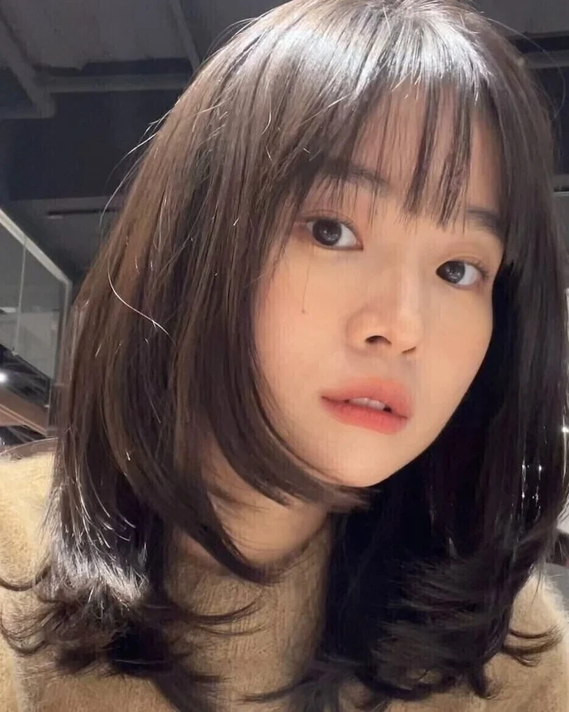Chị em văn phòng không có nhiều thời gian dưỡng tóc có thể chọn nhuộm màu nâu đen phủ sương - Ảnh: B321