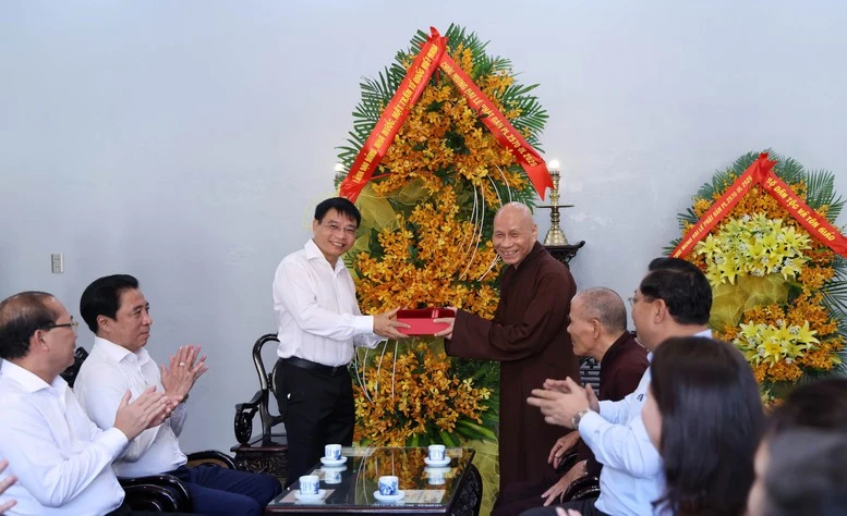 Phó Thủ tướng Nguyễn Văn Thắng chúc mừng Đại lễ Phật đản tại Huế- Ảnh 1.