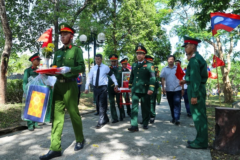 Thủ tướng Lê Minh Hưng dự lễ truy điệu và an táng hài cốt liệt sĩ tại tỉnh Quảng Trị- Ảnh 10. Thủ tướng Lê Minh Hưng dự lễ truy điệu và an táng hài cốt liệt sĩ tại tỉnh Quảng Trị- Ảnh 10.