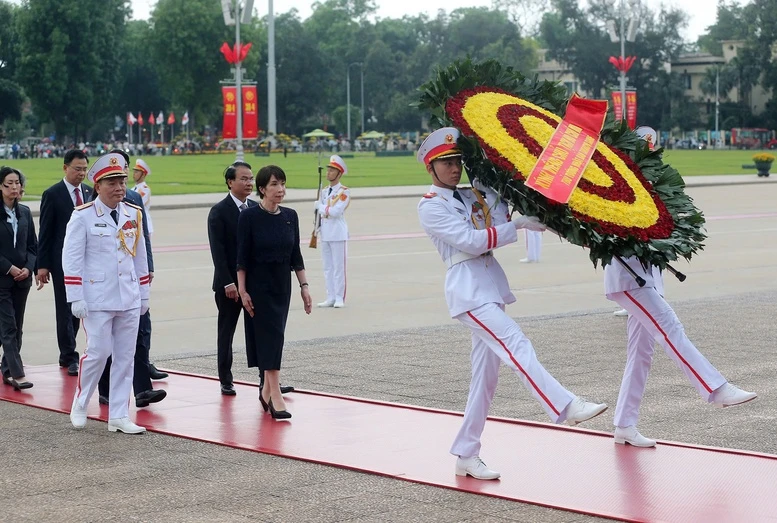 Thủ tướng Nhật Bản đặt vòng hoa viếng Chủ tịch Hồ Chí Minh và Đài tưởng niệm các Anh hùng liệt sĩ- Ảnh 1.