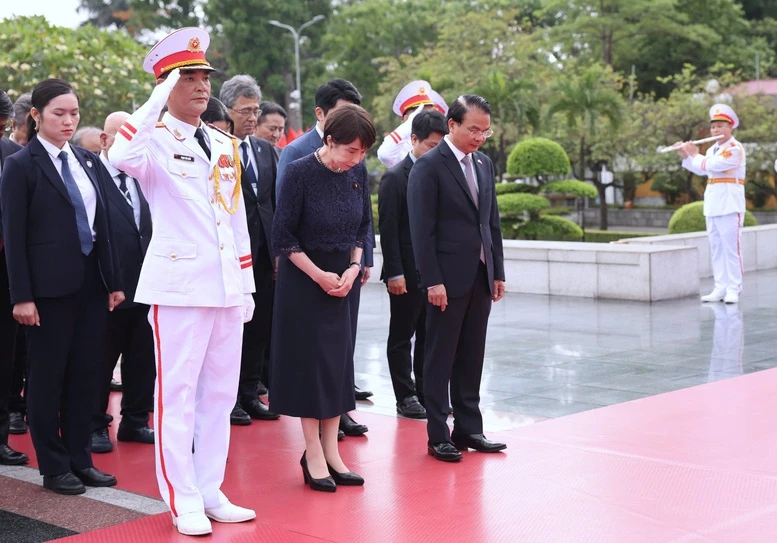 Thủ tướng Nhật Bản đặt vòng hoa viếng Chủ tịch Hồ Chí Minh và Đài tưởng niệm các Anh hùng liệt sĩ- Ảnh 5.