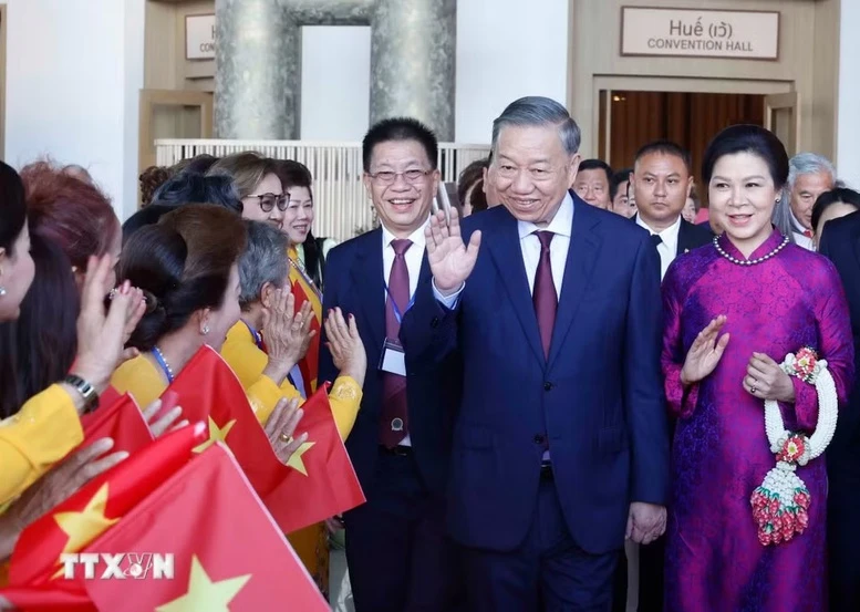Tổng Bí thư, Chủ tịch nước Tô Lâm gặp gỡ cộng đồng người Việt Nam tại Thái Lan- Ảnh 1. Tổng Bí thư, Chủ tịch nước Tô Lâm gặp gỡ cộng đồng người Việt Nam tại Thái Lan- Ảnh 1.