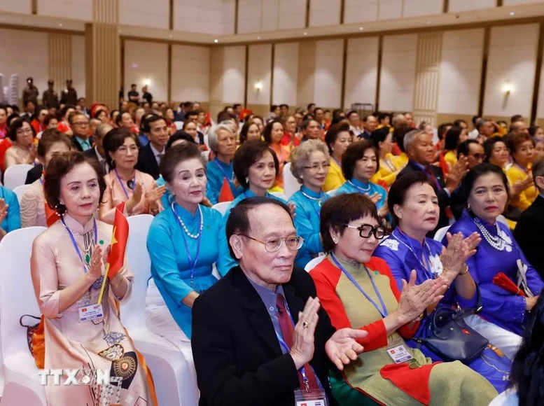 Tổng Bí thư, Chủ tịch nước Tô Lâm gặp gỡ cộng đồng người Việt Nam tại Thái Lan- Ảnh 4. Tổng Bí thư, Chủ tịch nước Tô Lâm gặp gỡ cộng đồng người Việt Nam tại Thái Lan- Ảnh 4.