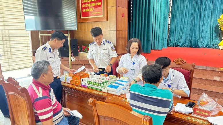 Vùng Cảnh sát biển 2 tích cực đồng hành, hỗ trợ ngư dân miền Trung- Ảnh 2.